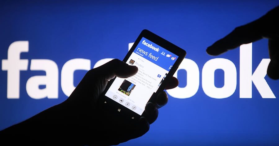 A smartphone user shows the Facebook application on his phone in the central Bosnian town of Zenica, in this photo illustration, May 2, 2013. Facebook Inc said July 24, 2013 that revenue in the second quarter was $1.813 billion, compared to $1.184 billion in the year ago period.  REUTERS/Dado Ruvic /Files (BOSNIA AND HERZEGOVINA - Tags: SOCIETY SCIENCE TECHNOLOGY BUSINESS)
